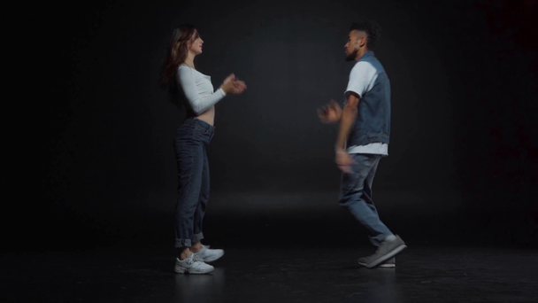 Afrikaans amerikaanse man en meisje dansen op zwart  - Video