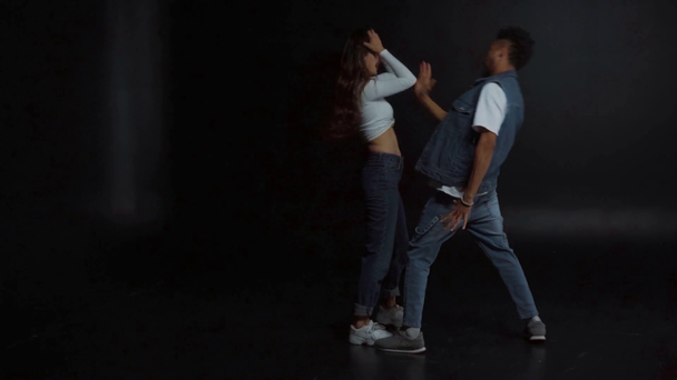 афроамериканський чоловік і жінка танцюють на чорному
  - Кадри, відео
