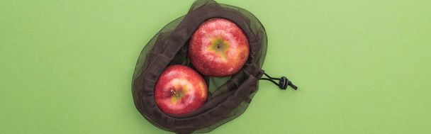top view of red ripe apples in eco friendly bag isolated on green, panoramic shot - Foto, afbeelding