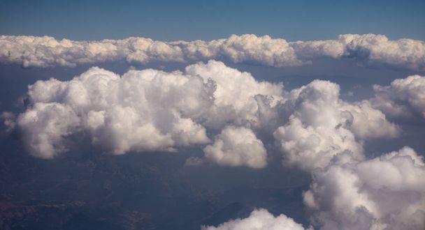 雲の上の飛行機から見ると - 写真・画像