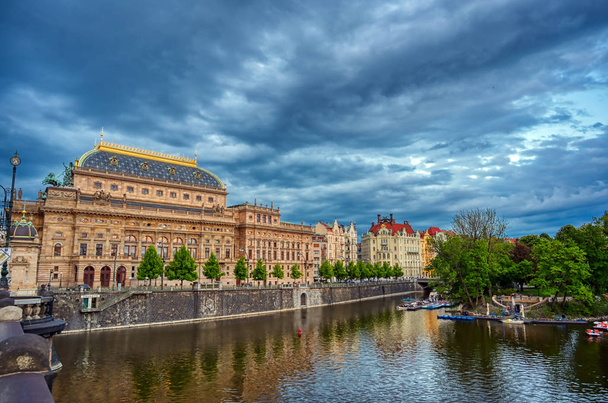 Prag'da bulunan Ulusal Tiyatro, Çek Cumhuriyeti, Vltava Nehri üzerinde. - Fotoğraf, Görsel