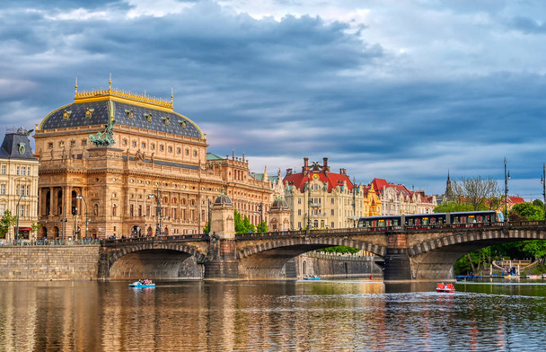 El Teatro Nacional situado en Praga, República Checa en el río Moldava
. - Foto, imagen