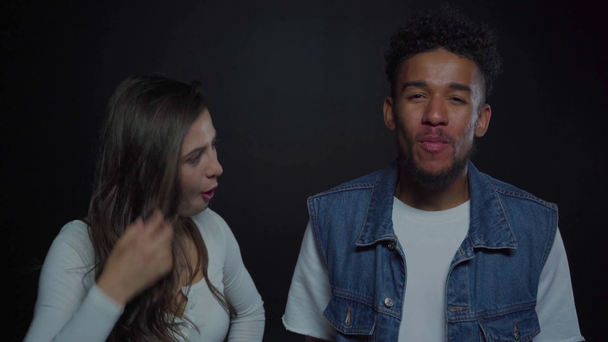 afro-américain homme et fille souffler bulle gommes sur noir
  - Séquence, vidéo