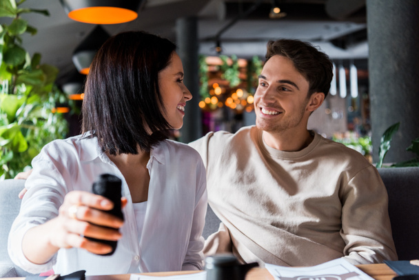 selective focus of happy woman looking at man in sushi bar  - Foto, Imagem