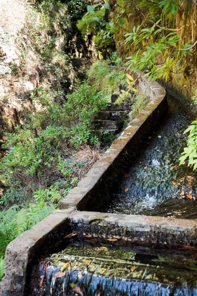 Canal de água de fonte em uma levada
 - Foto, Imagem