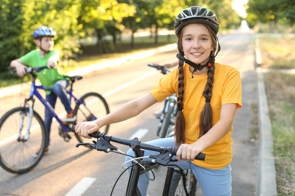Söpö lapset ratsastus polkupyöriä ulkona
 - Valokuva, kuva