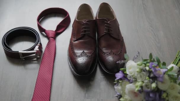 Hermosos hombres accesorios de boda. Zapatos, anillos, ramo, cinturón y corbata
. - Imágenes, Vídeo