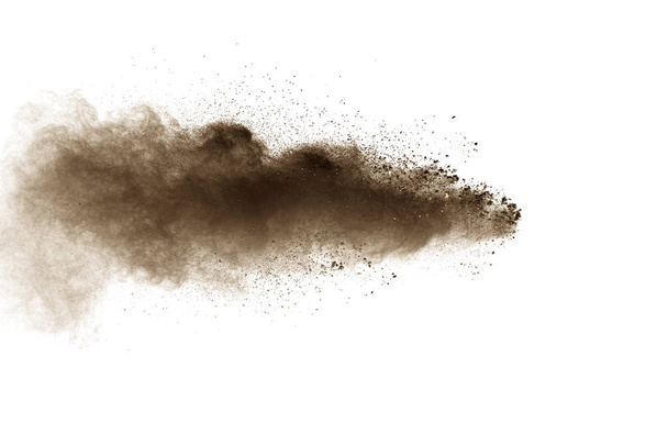 Abstrato explosão de poeira marrom profundo sobre fundo branco. Freeze movimento de café gostava de respingo de poeira cor
. - Foto, Imagem