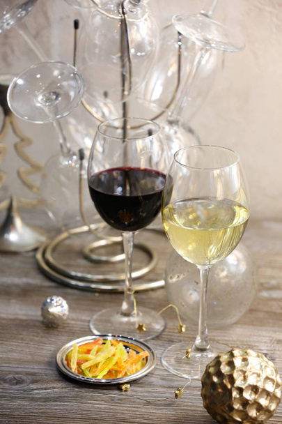 Lunettes avec vin rouge et blanc sur fond gris
 - Photo, image