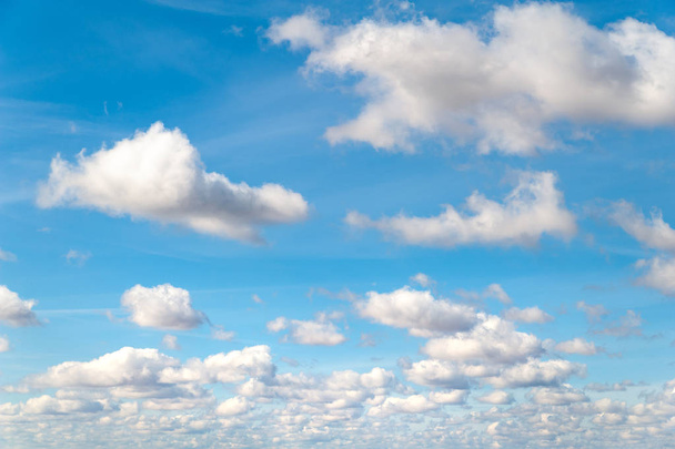 Nuvole autunnali su un freddo cielo blu
. - Foto, immagini