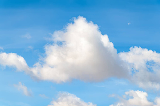 Κοντινό στα σύννεφα σε έναν γαλάζιο ουρανό σε μια κρύα φθινοπωρινή μέρα. - Φωτογραφία, εικόνα