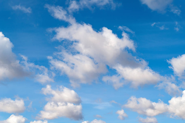 Σύννεφα στον γαλάζιο ουρανό σε ένα ψυχρό φθινοπωρινό πρωινό.  - Φωτογραφία, εικόνα