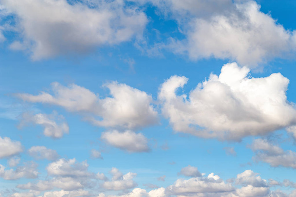 Muchas nubes en el cielo azul sobre el horizonte en una fría mañana de otoño
. - Foto, imagen