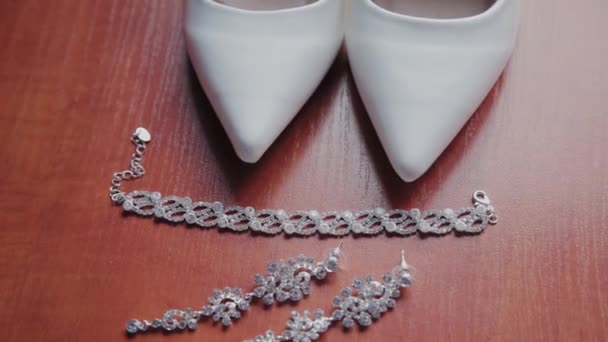 Witte vrouwen schoenen en sieraden voor de huwelijksceremonie. - Video