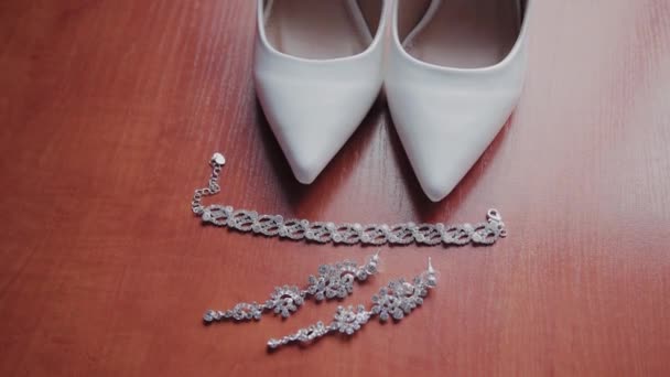 Белые женщины обувь и украшения для свадебной церемонии
. - Кадры, видео