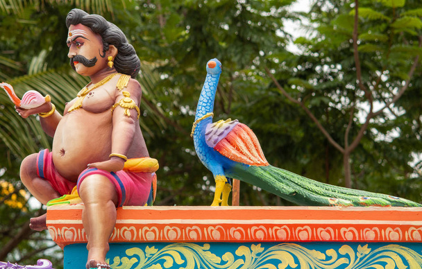 Indisches Idol sitzt zusammen mit Pfau im Murugan-Tempel - Foto, Bild