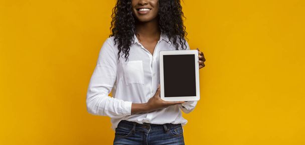 Mujer africana mostrando pantalla de tableta digital en blanco
 - Foto, imagen
