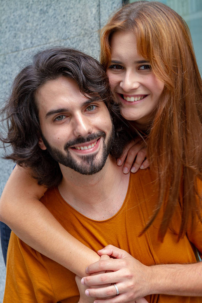 Retratos de una pareja Joven, cómplice y sonriente por la ciudad
 - Foto, Imagen