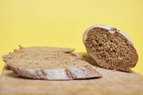 Fresh tasty rye bread on wooden board - Foto, Imagem