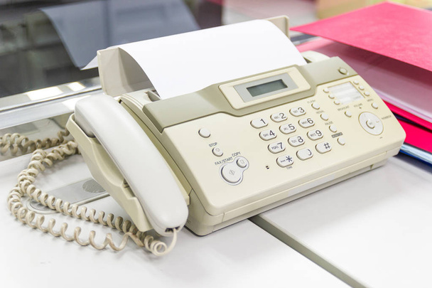Faxový přístroj pro odesílání dokumentů v kanceláři - Fotografie, Obrázek