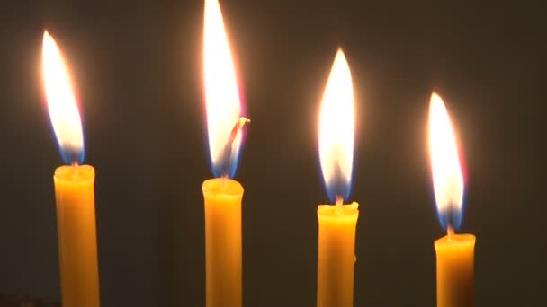 2 in 1 brandende kaarsen in een kerk. - Video