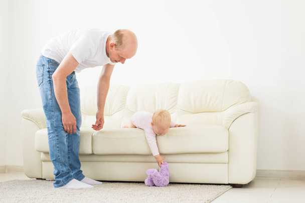 父性と家族の概念 - 父と小さな幼児の赤ちゃんは、自宅で屋内で、遊ぶ. - 写真・画像