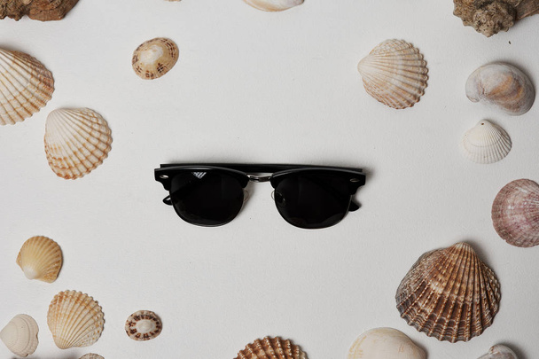 shells and sunglasses. the concept of the sea - Foto, imagen