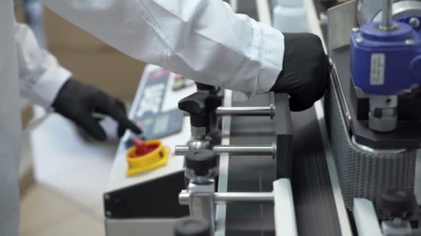 Близький погляд вченого з чорними рукавичками створення складної машині в Конопляній лабораторії КБР - Кадри, відео
