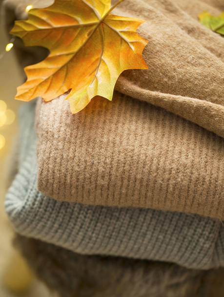 Natura morta di cashmere e maglioni accoglienti di lana, stagione di autunno
  - Foto, immagini