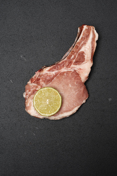 Marinating beef steak with lemon - Fotoğraf, Görsel