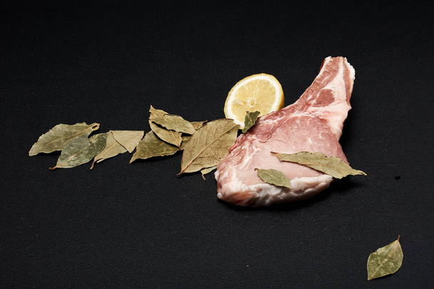 Marinating beef steak with lemon and bay leaves - Valokuva, kuva