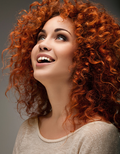 Red Hair. Beautiful Woman with Curly Long Hair and Sunglases - Foto, afbeelding