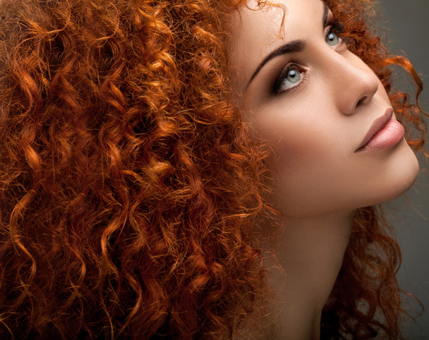 Red Hair. Beautiful Woman with Curly Long Hair and Sunglases - Zdjęcie, obraz