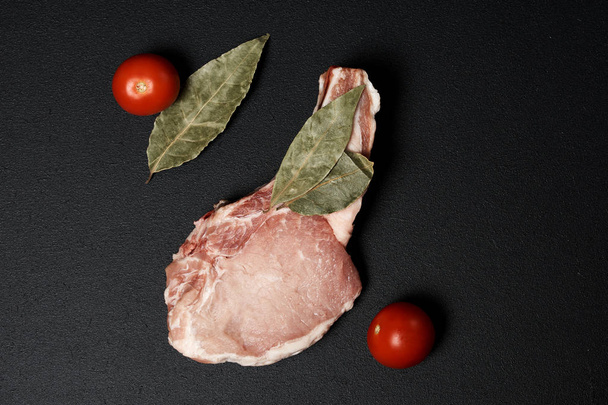 Marinating beef steak with tomatoes and bay leaves - Fotoğraf, Görsel