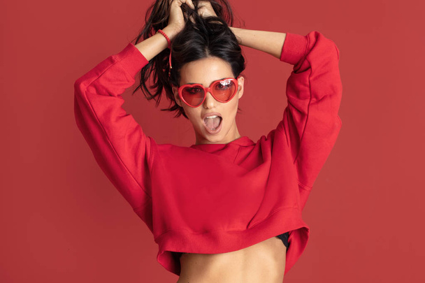 Funny beautiful girl in red sunglasses. - Foto, afbeelding