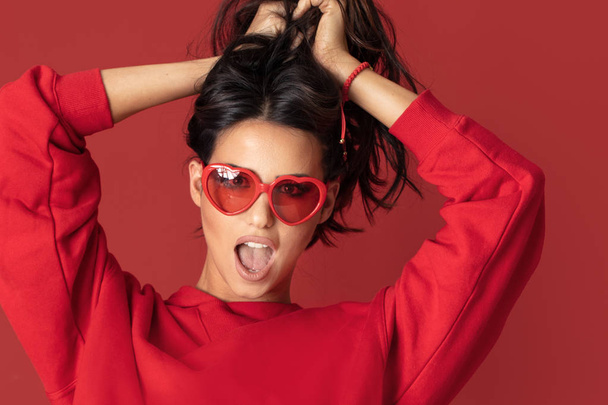 Funny beautiful girl in red sunglasses. - Valokuva, kuva