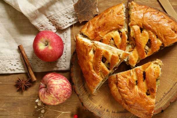 домашний яблочный пирог на десерт
 - Фото, изображение