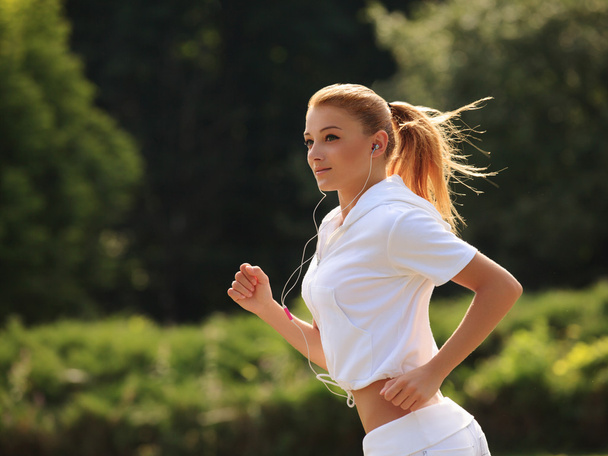 Woman Runner. Fitness Girl Running outdoors - Фото, зображення