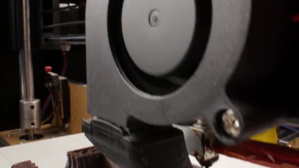 3D-Druck oder additive Fertigung und Roboter-Automatisierungskonzept.. 3D-Drucker arbeiten auf einem Farblicht - Filmmaterial, Video