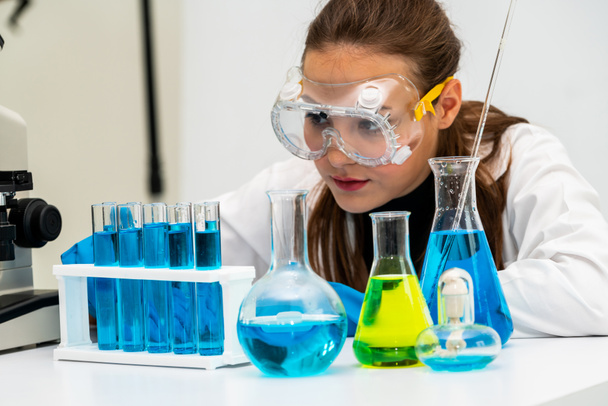 Женщина-ученый, работающая в лаборатории химика
. - Фото, изображение