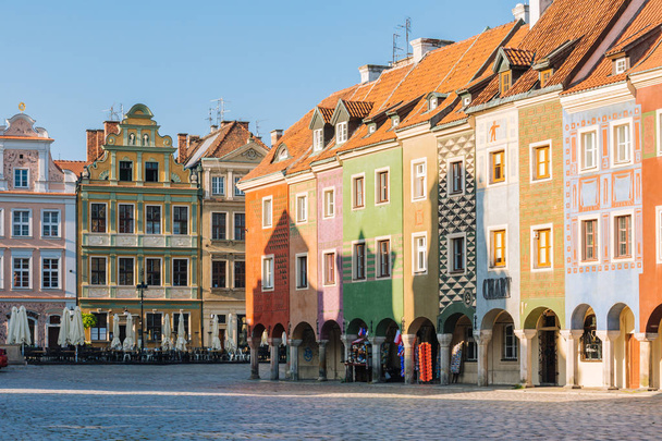 Poznań w Polsce. Zabytkowe kolorowe kamienie na rynku starego miasta w letni dzień wakacji. 2019 sierpnia - Zdjęcie, obraz