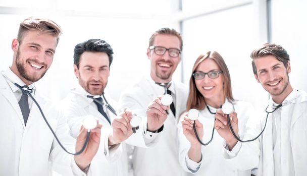 grupa lekarzy trzyma stetoskopy - Zdjęcie, obraz