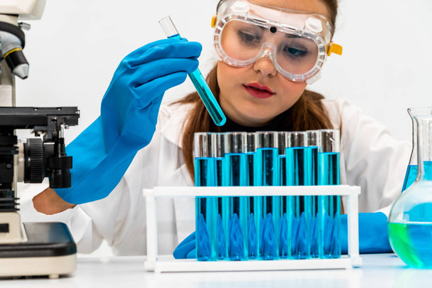 Woman scientist working in chemist laboratory. - Фото, зображення