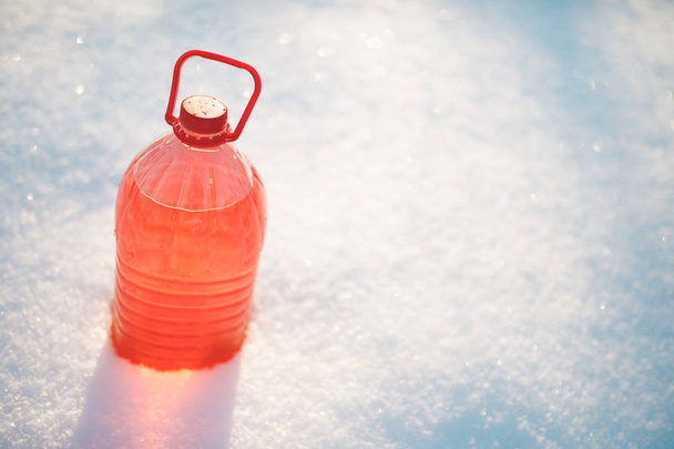 非凍結ガラス ウォッシャー液、雪背景付きボトル - 写真・画像