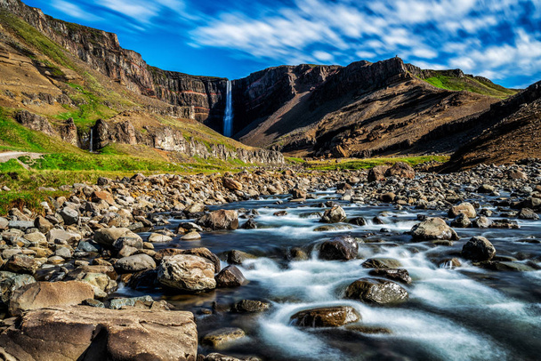 Belle chute d'eau Hengifoss dans l'est de l'Islande. - Photo, image