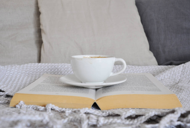 leere Tasse Kaffee und Buch  - Foto, Bild