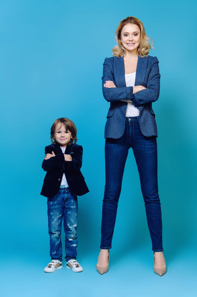 stylish mom and son - Φωτογραφία, εικόνα