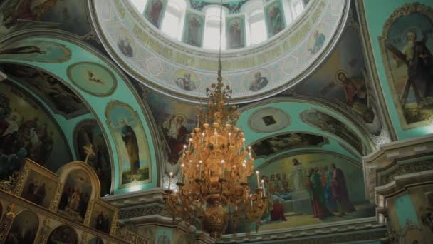 velký bronzový lustr v katedrále křesťanské církve. - Záběry, video
