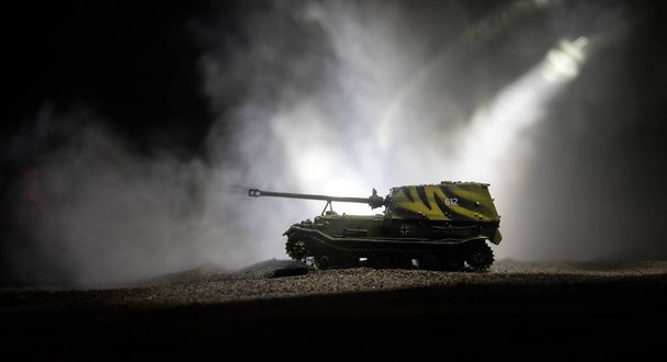 Πολεμική ιδέα. Στρατιωτικές σιλουέτες αγωνίζονται σκηνή στον πόλεμο ομίχλη ουρανό φόντο, σιλουέτα θωρακισμένου οχήματος κάτω από συννεφιασμένο ορίζοντα τη νύχτα. Σκηνή επίθεσης. Μάχη τανκς. - Φωτογραφία, εικόνα