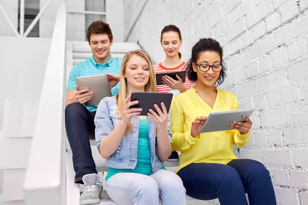 μαθητές γυμνασίου με υπολογιστές tablet - Φωτογραφία, εικόνα